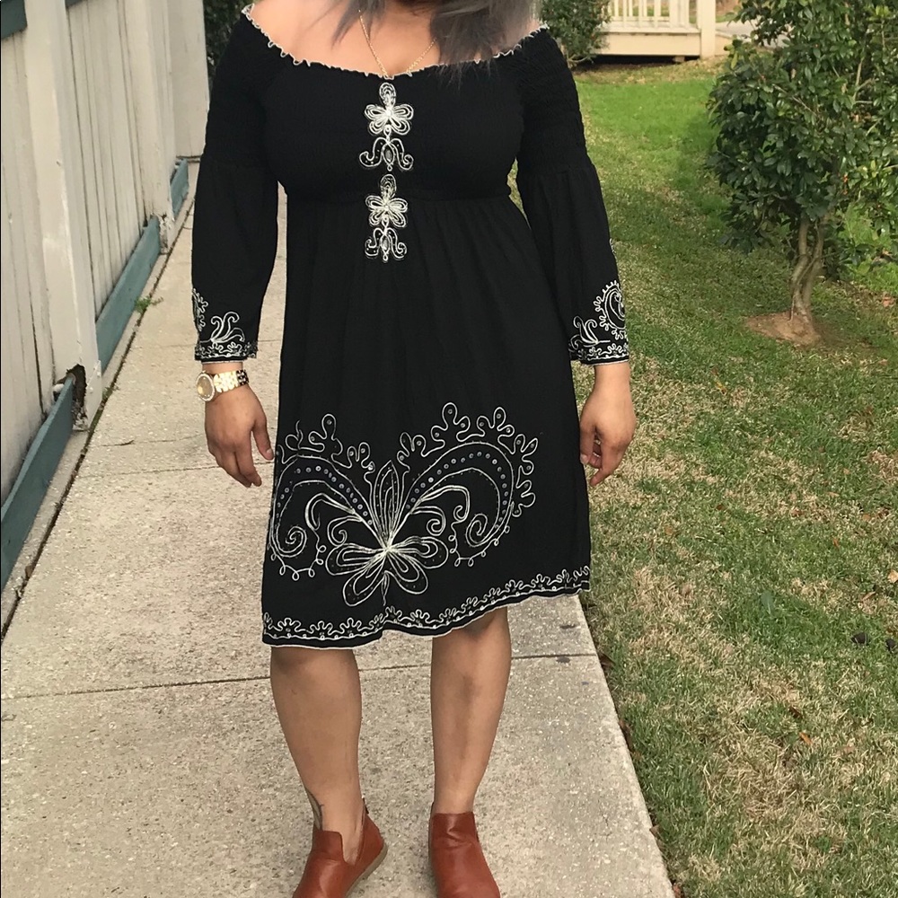 Adorable Krista Lee dress sizeL  embroidery black